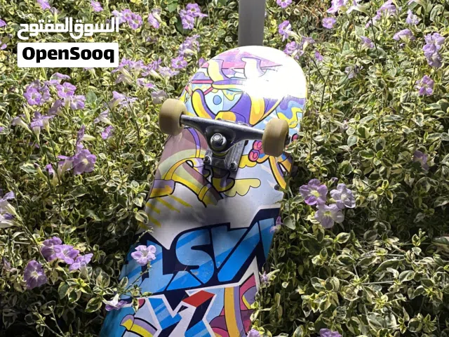 سكيت بورد نظيف جميل بجوده قويه و ينفع للسكلز(مدة الاستخدام سنتان فقط(2عام)