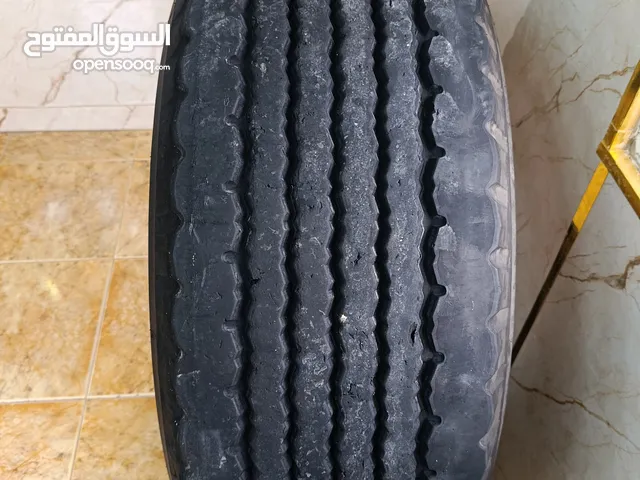 كوشوك برجيستون بلون 385/80/22.5 مستعمل تاريخ الصنع 2021 فردة فيها رقعة والفردة الثانية ما فيها رقعة