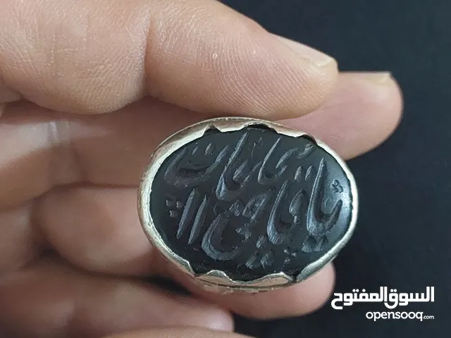 خاتم شفة العبد منقوش على الحجر يا قاضي الحاجات