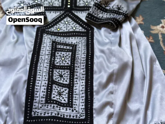 ملابس في حاله ممتازه للبيع فساتين اطفال ملابس تقليديه تواصل واتس اب بقيمه مناسبه
