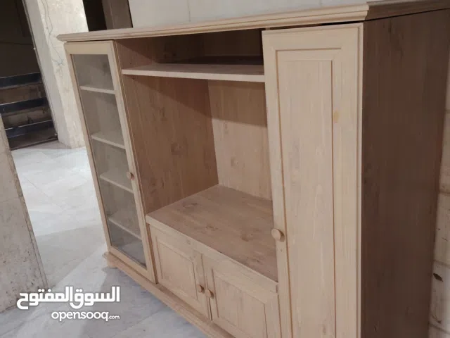 طاوله تلفزيون نظيفه بها ارفف جانبيه