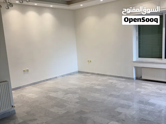 شقة واسعة للإجار - موقع حيوي في الصويفية