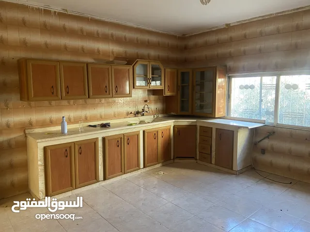 180 m2 3 Bedrooms Townhouse for Sale in Zarqa Jabal Al Amera Rahma