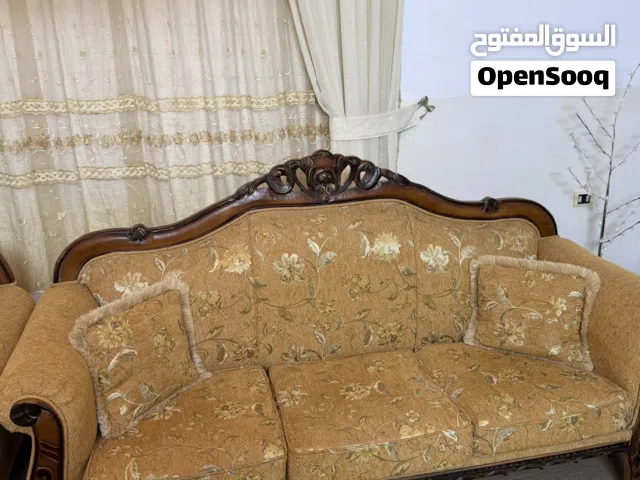 طقم كنب (9)مقاعد مستعمل بحالة الوكاله للبيع في اربد