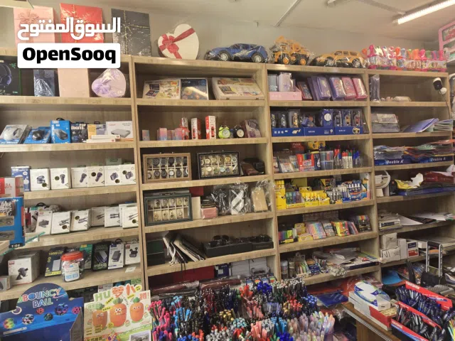 مكتبة متكاملة وجاهزة للبيع