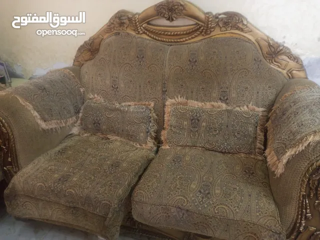 كنبايات مع طاولاتها