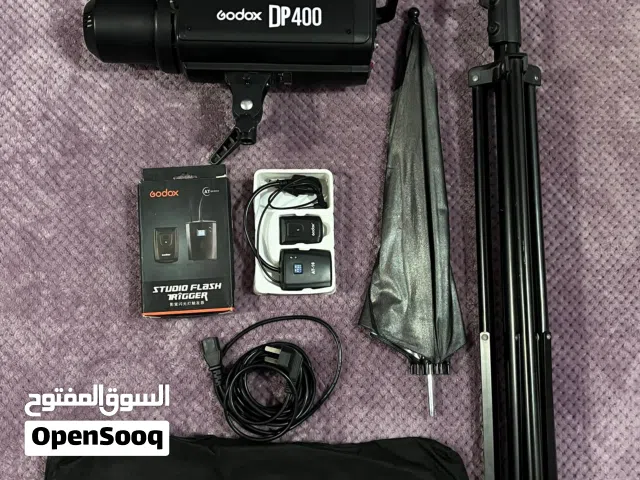 (فلاش جودكسDP400&مظله مع ستاند و وترايجر و شنطه)  (سوفت بوكس كبير و صغير&حلقات تثبيت بخمسة أضواء)