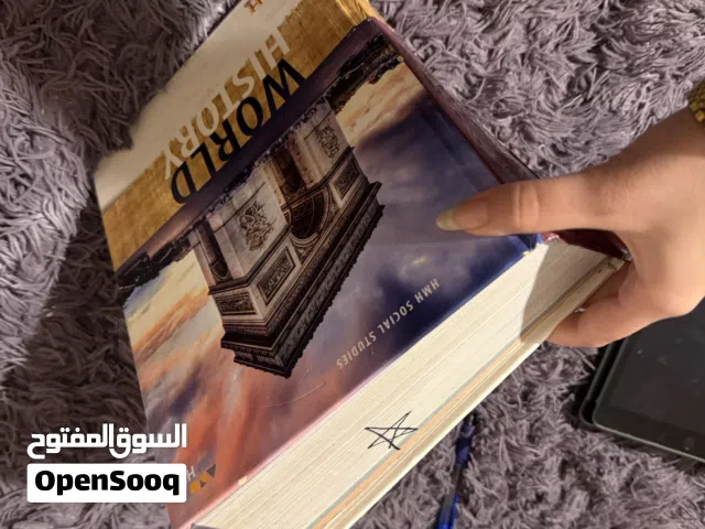 كتاب تاريخ عالم للمنهاج الأمريكي بحالة ممتازة.النسخة المعتمدة في المدارس الدولية World history book