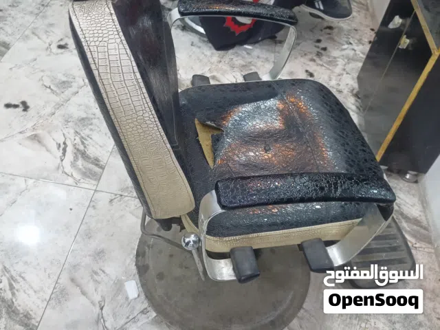 كرسي حلاقة مستخدم نضيف بي شك بالكشن بسيط متانة قوية