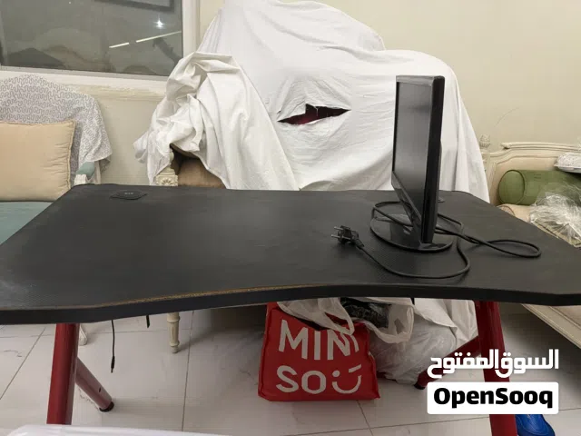 طاولة قيمنق وشاشه