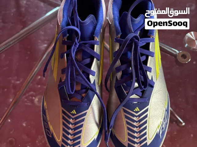 نعال adidas جديد و ونضيف الاستعمال 3 أيام فقط و مقاس 40 واصلي