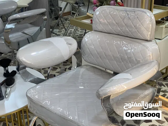 كراسي صالون تجميل وحلاقة هيدروليك (عدد 2) بحالة الوكالة ومجلتنة بالكامل للبيع في العقبة
