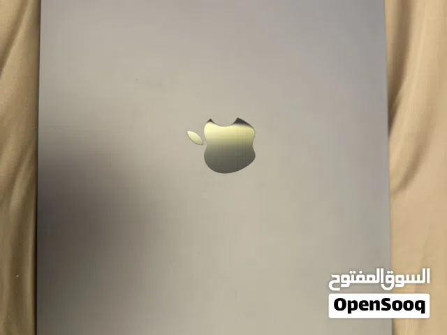 Macbook air 2023 مستعمل سته شهور استعمال نضيف بكل في معاه شحنه وباكو من الشركه