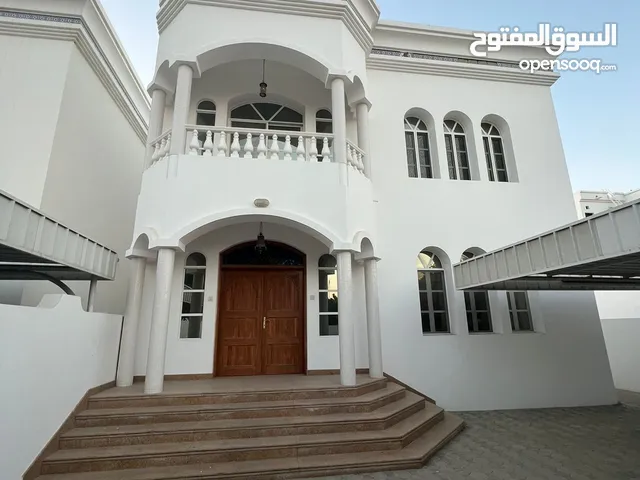 300 m2 5 Bedrooms Villa for Rent in Muscat Qurm