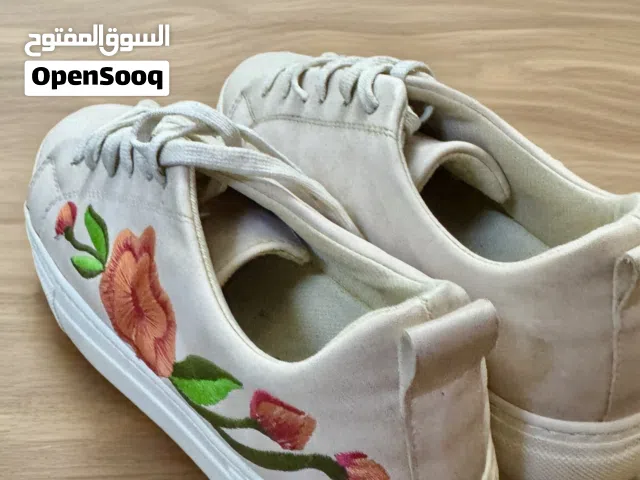 حذاء رياضي شامواه