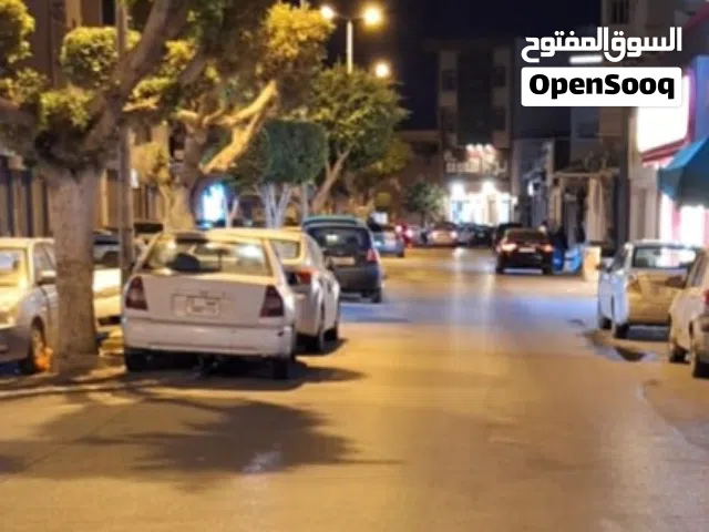 محل تجاري للبيع والاستثمار في طريق السور علي الشارع الرئيسي