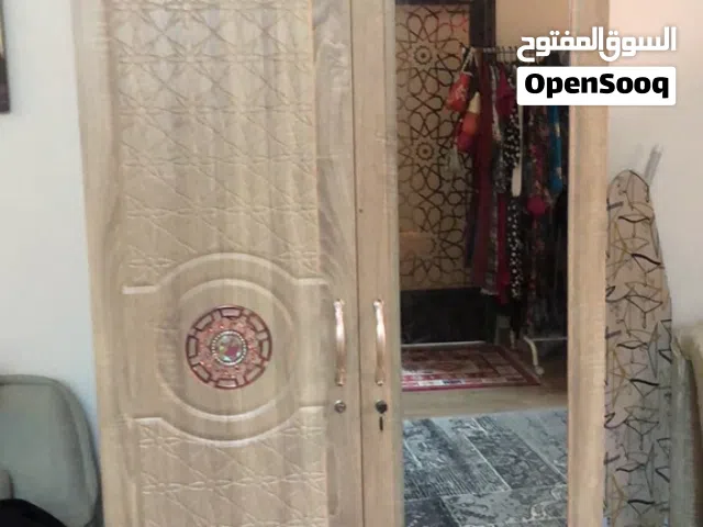 خزانة ملابس كبيره من الداخل بها درجين و درفه بها ارفف والثانيه بها رف وعلاق