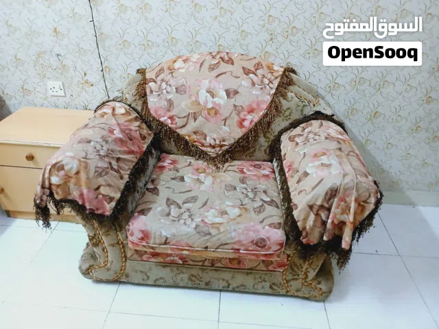 طقم جلوس كنبة وثلاث كراسي