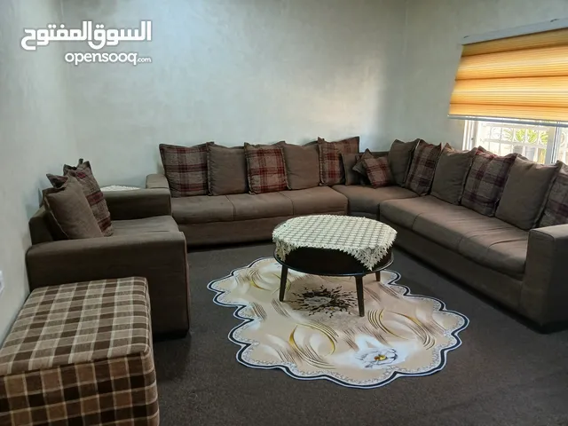 طقم كورنر مع طقم طربيزات مستعمل بحالة جيدة للبيع