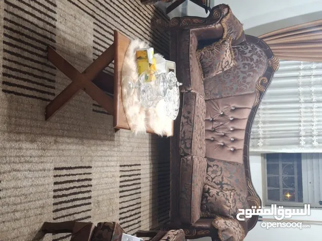 غرفة ضيوف و طاولات و طاولة مرأة