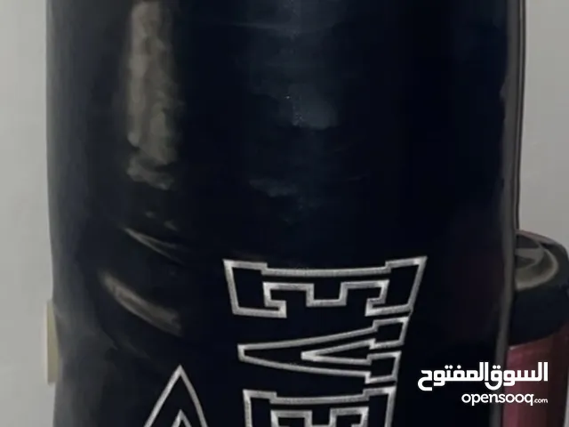 كيس ملاكمة (boxing bag)اصلي مستعمل مدة قصيرة جدا بحالة الجديد و قفازات ملاكمة(boxing gloves)اصلي