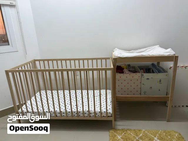 سرير أطفال وطاوله مستعمله للبيع