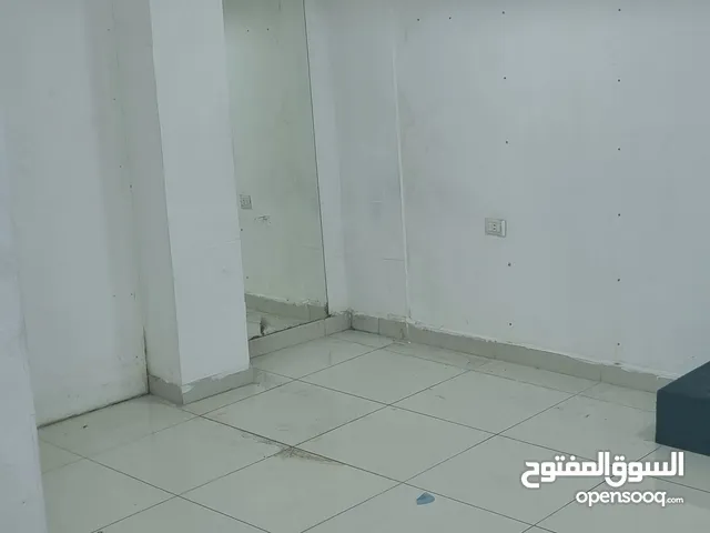 محل بالحمرا على الشارع الرئيسي