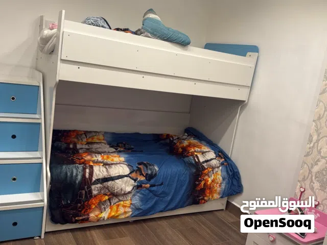 تخت عباره عن 3 تخوت مع بعض مع فرشات