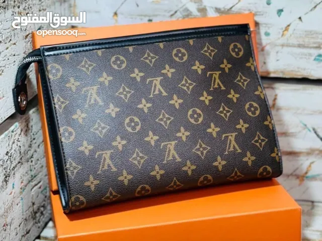 تشكيلة مميزة من الحقائب التي تجمع بين الفخامة والأناقة، بتفاصيل متقنة تعكس الذوق الرفيع.