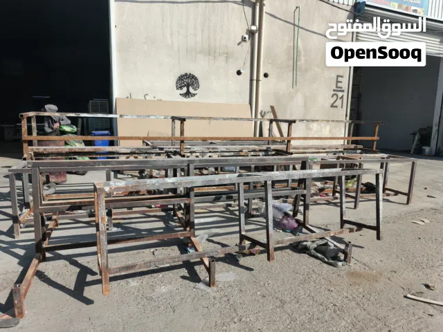 ميز حديد  حالع جيده اخو جديد