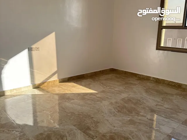 للايجار شقة في صباح الاحمد 3غرف مع حوش وبلكونة تشطيب سوبر ديلوكس
