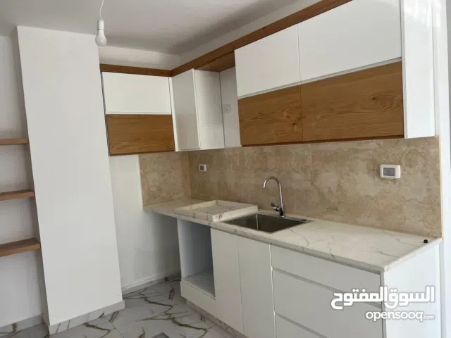 شقه فارغة للايجار في البيره قرب شارع القدس وعرابي لتاجير السيارات