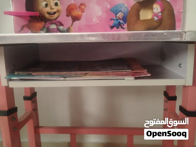 مكتب دراسة للأطفال (ماشا والدب) بحالة ممتازة كالجديد