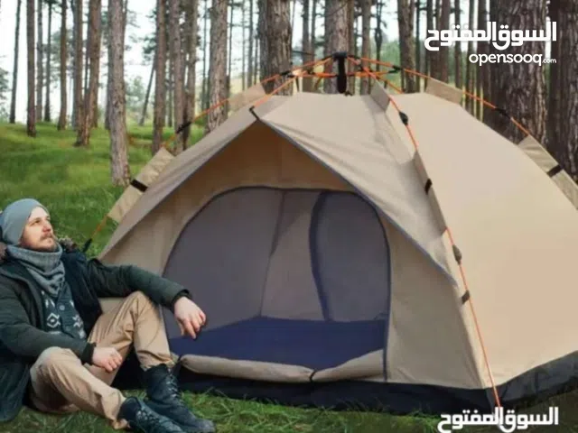 مقاومة للماء ومصممة للاستخدام في الهواء الطلق.  تأتي بأحجام مختلفة، بما في ذلك طرازات تتسع لشخصين