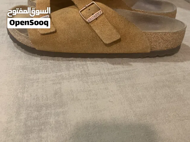 بركستوك اصليه المانيه مقاس 42 نظيفه مافيها شقوق السعر 12