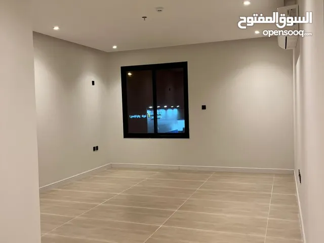 شقة للايجار الرياض حي اليرموك مكونة من ثلاث غرف وثلاث دورات مياه ومطبخ وصالة وسطح واجهة امامية
