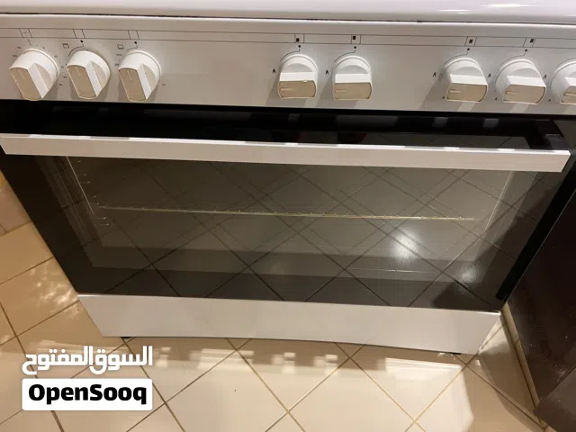طباخ في حالة نظيفه جدا