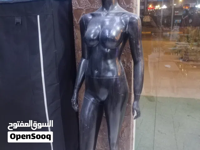 للبيع موجود اغراض محل كوزمتك بحالة جيدة ونضيفة مكلف بالنشر اقرا الوصف