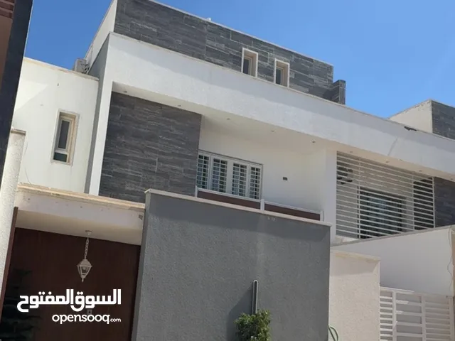 فيلا ارض زيو للبيع تشطيب درجه اولي بالأثاث مكونه من ثلاث طوابق مكونه من ارتيداد امامي وقراح وجانبي
