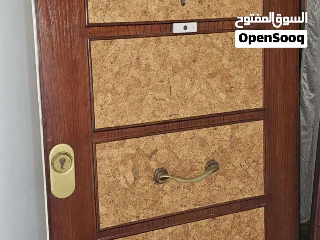 باب خشب انيق بحالة جيدة