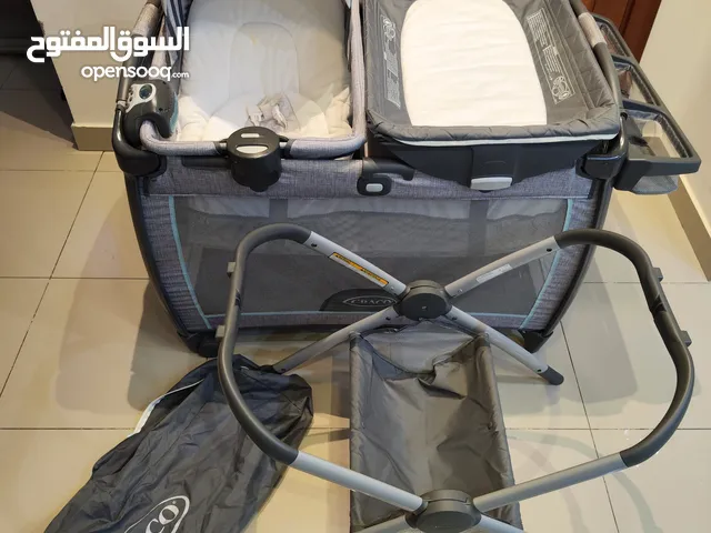 سرير أطفال متعدد الإستخدام ومتنقل مع طاولة تغيير ماركة: Graco (غراكو)