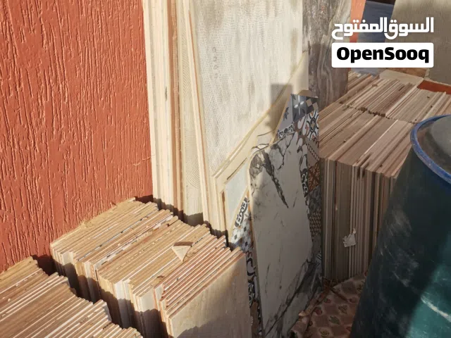 برسلين و سيراميك مخلط الوان ومقاسات مختلفة يفرش 100 م تقريبا او أقل