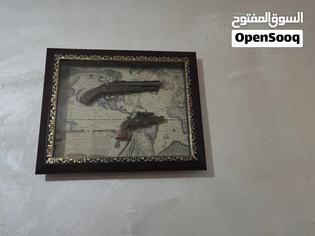 لوحه فنانه فيها سلاحين