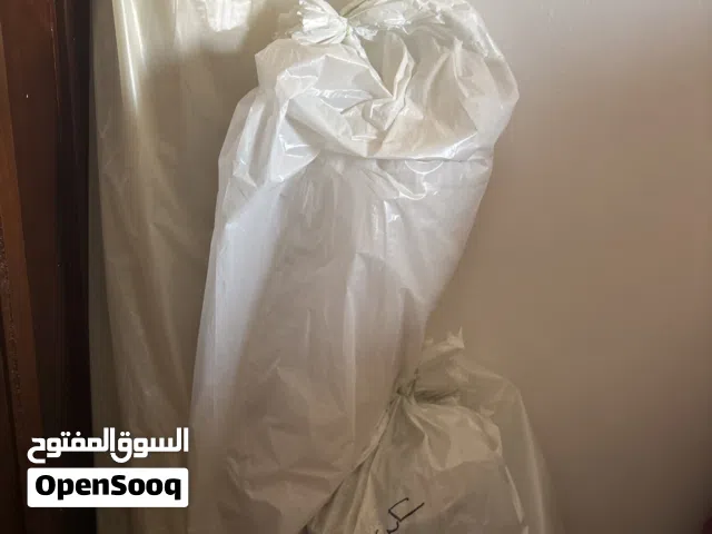 سجادتين وحده صغيره وتانيه وسط ريش