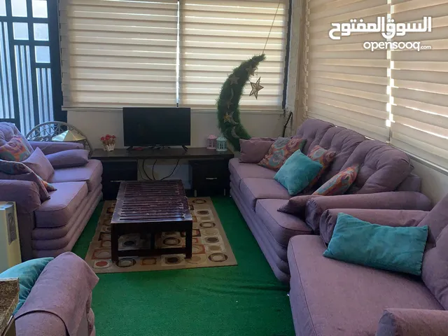 طقم كنب سعودي مع طاولة تلفزيون