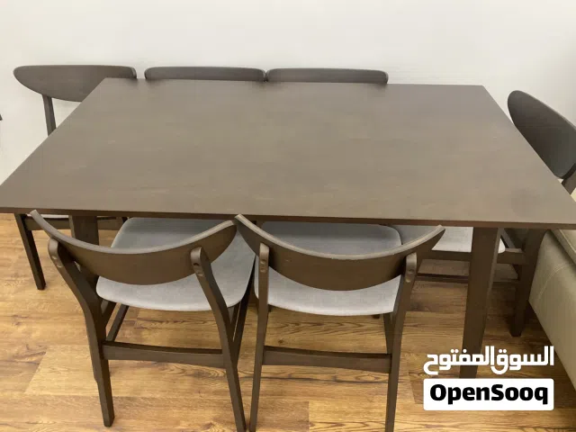 طاولة خشب مع ستة مراسي حالتهم ممتازة