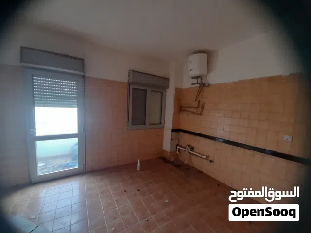 شقة في 7000 وحدة سكنية  4 غرف  صالة حمامين مطبخ  عدد  2  مكيف