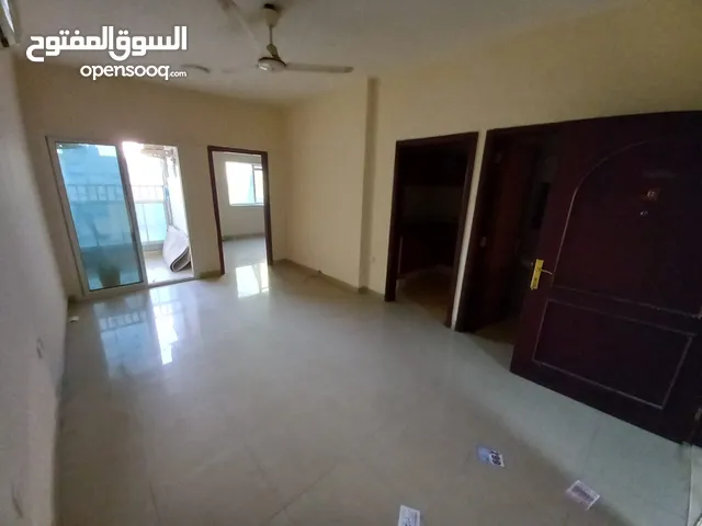 شقة غرفة وصالة ومطبخ وحمام وبلكونة للايجار السنوي في عجمان منطقة الروضة قريبه من جميع الخدمات والطرق
