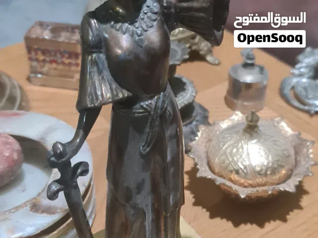 مجموعة من النحاسيات ، جرس وبرواز نحاس سورة الضحى واغراض اخرى مصورة وغير مصورة