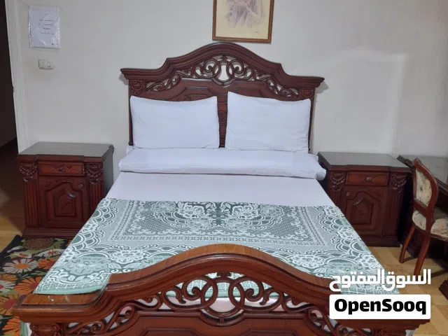 للبيع غرفه نوم مكونه من سرير و 2 كومدينه و تسريحه و دولاب